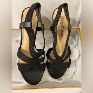 Bella Vita Women's Block Heel Sandal, Black Textured Gore. size 8.5. NEW in BOX